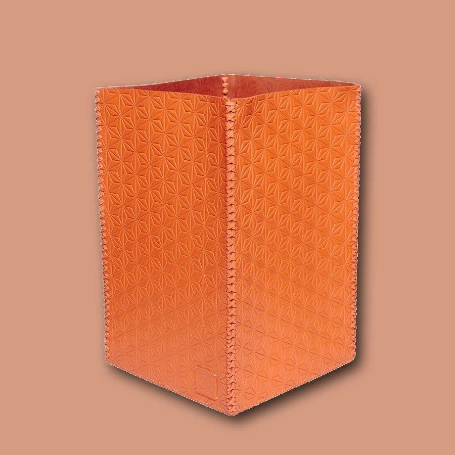 Handgemachter Papiereimer aus Leder in orange