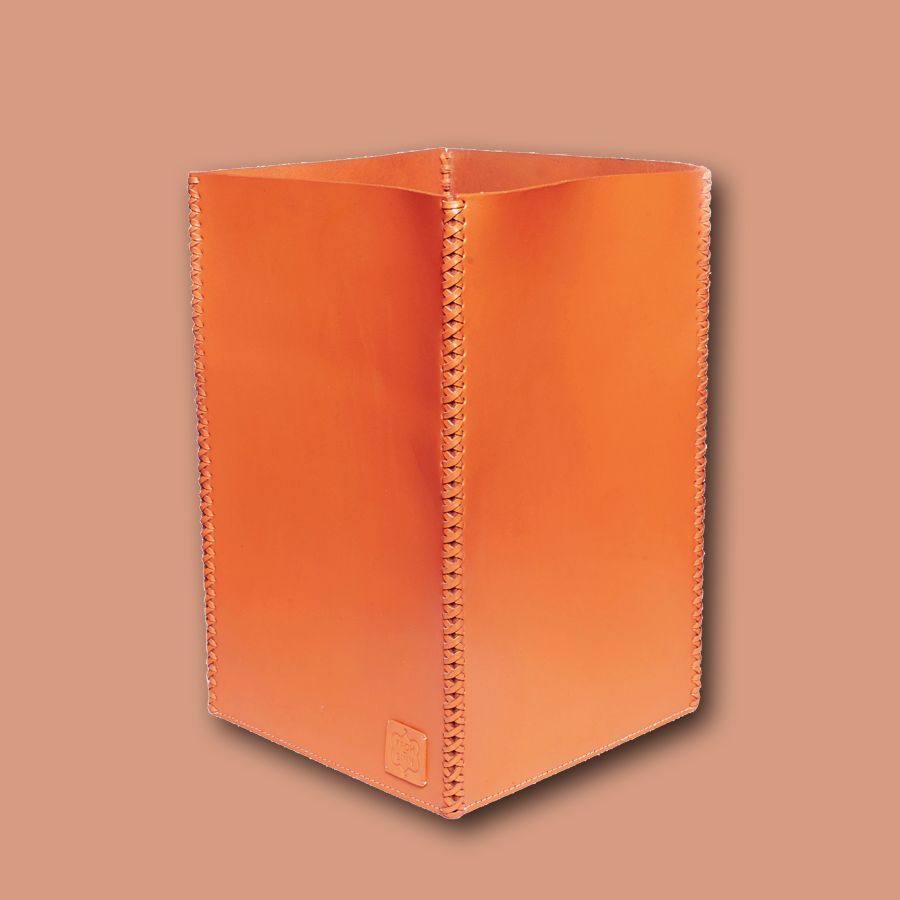 Handgemachter Papiereimer aus Leder in orange
