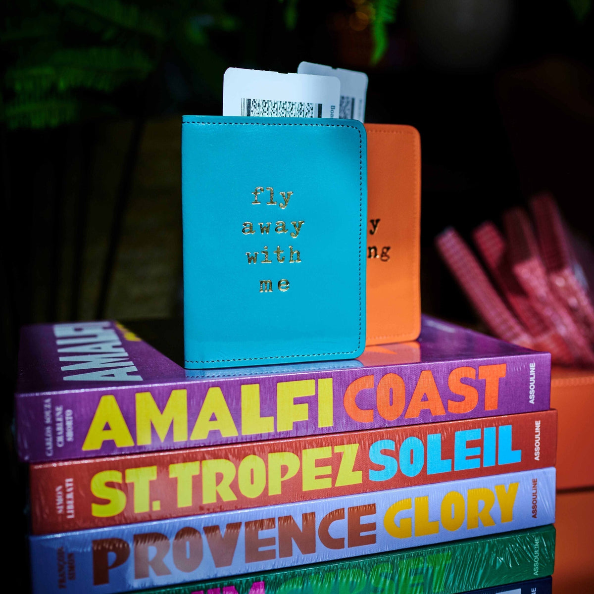 Blaue und Orangene, handgefertigte Reisepasshülle aus Büffelleder auf Büchern