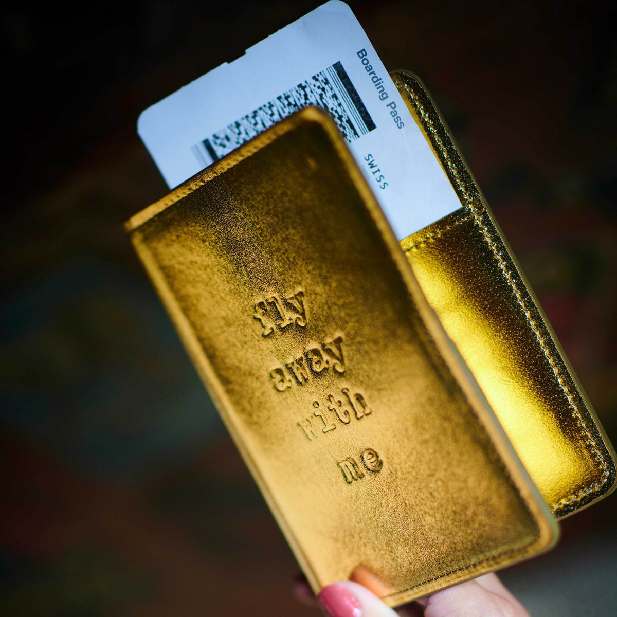 Goldene, handgefertigte Reisepasshülle aus Büffelleder mit Flugticket