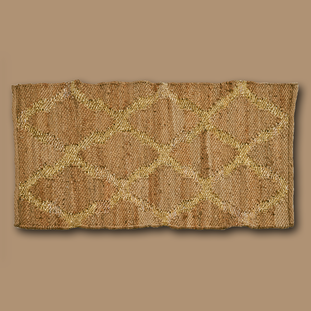 Der handgewobene Teppich wird in Rajasthan aus Jute gefertig. Der Teppich ist in zwei verschiedenen Farben, silber und gold, erhältlich. Durch sein natürliches Material kann das Produkt leichte Farbabweichungen aufweisen.