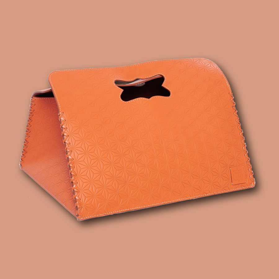 Handgemachter Kaminholzkorb aus Büffelleder in orange