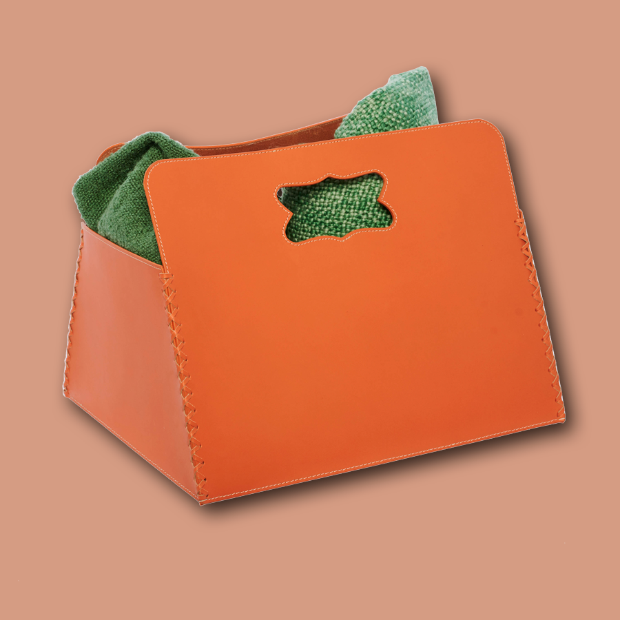 Handgemachter Kaminholzkorb aus Büffelleder in orange