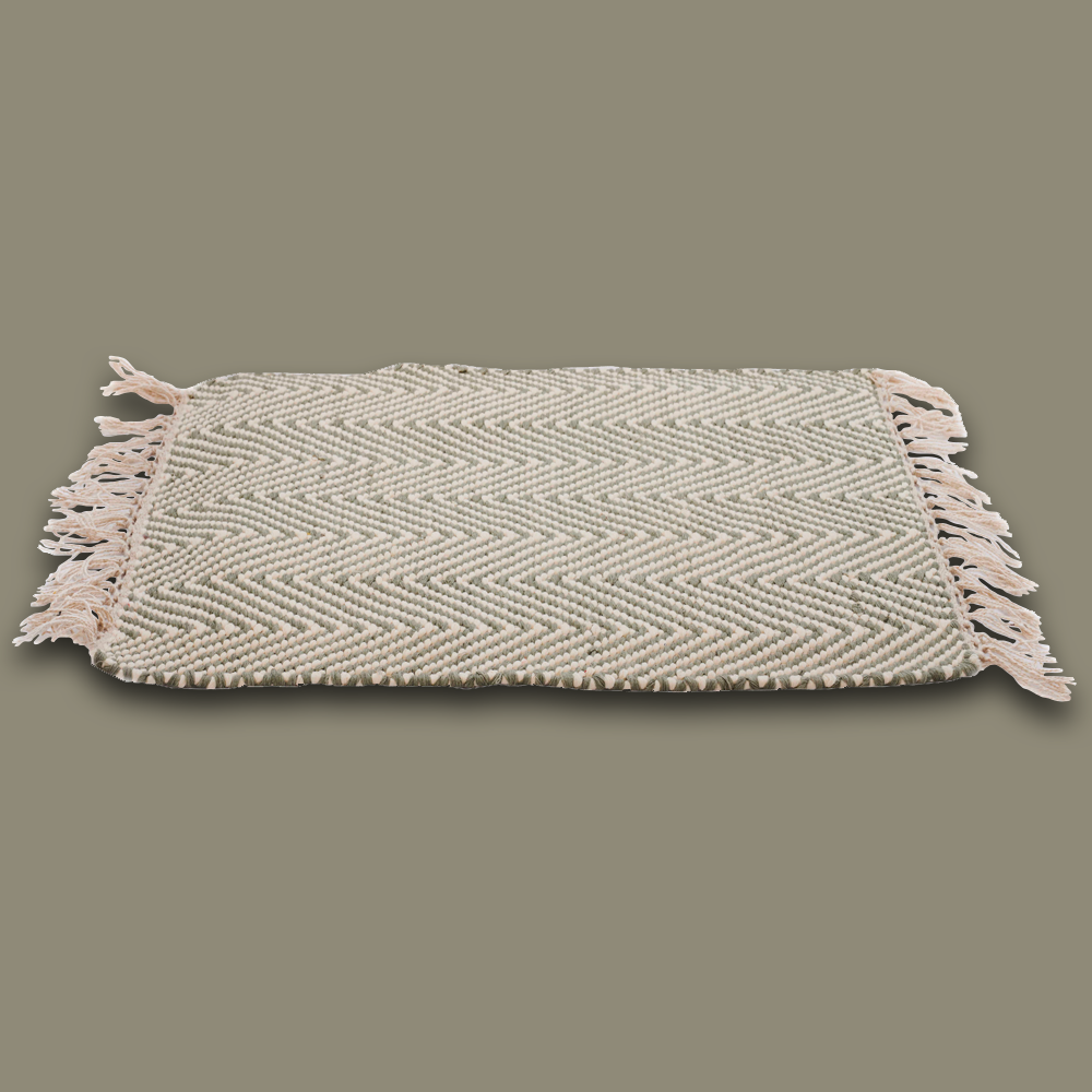 Das handgewobene Tischset wird in Rajasthan aus 100% Baumwolle gefertigt und hat auf zwei Seiten einen Fransen-Abschluss. Das Tischset ist in zwei verschiedenen Styles, Diamond und Herringbone, und in diversen Farben erhältlich. Durch sein natürliches Material kann das Produkt leichte Farbabweichungen sowie Masstoleranzen aufweisen.