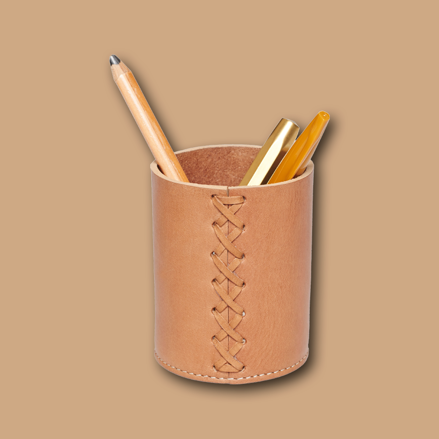 Handgemachter Stiftehalter aus Leder in camel