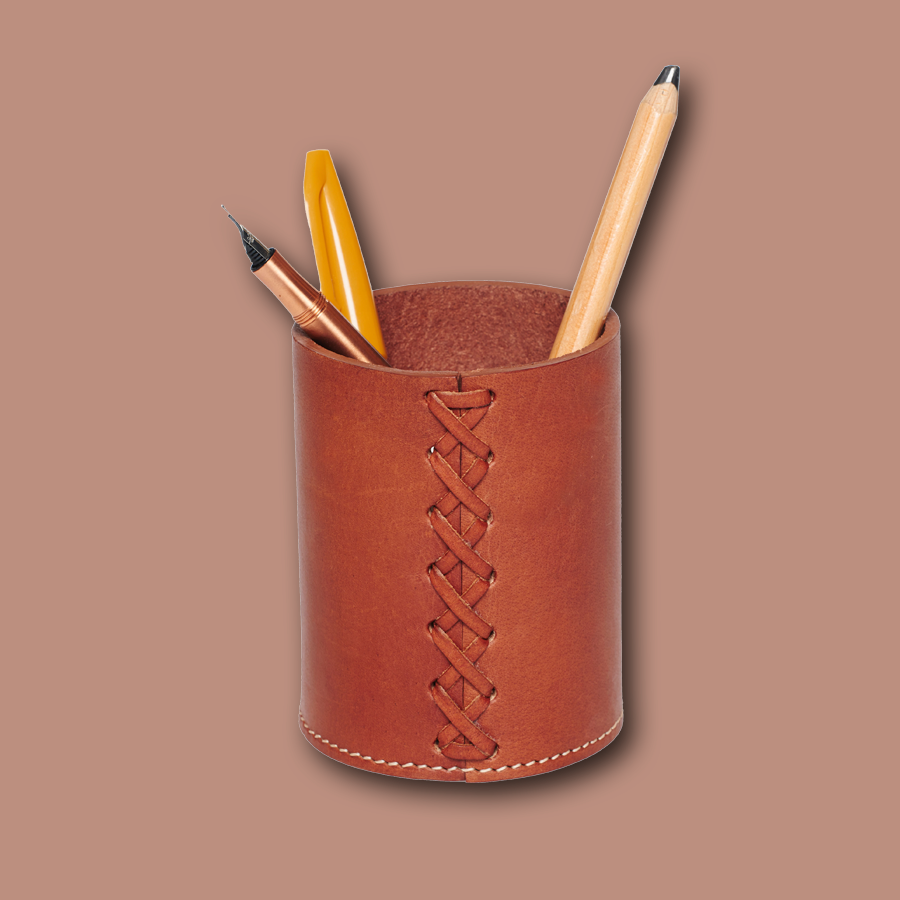 Handgemachter Stiftehalter aus Leder in cognac