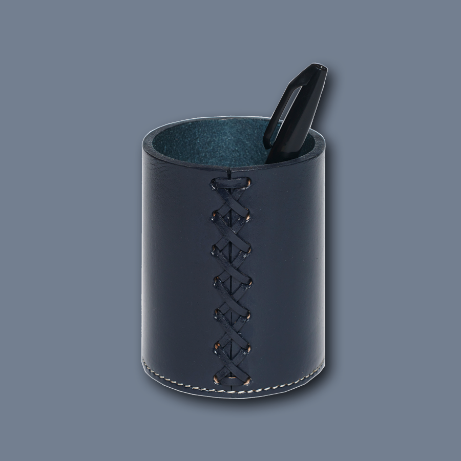 Handgemachter Stiftehalter aus Leder in navy