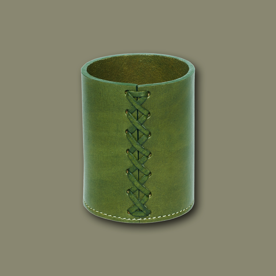 Handgemachter Stiftehalter aus Leder in olive