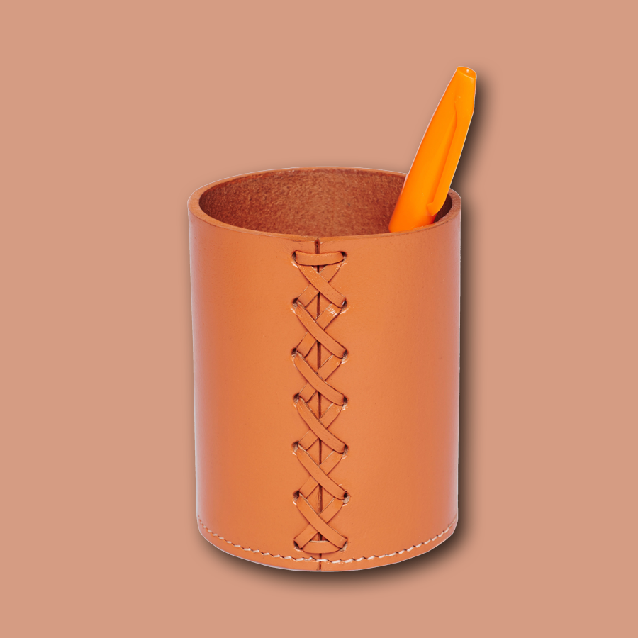 Handgemachter Stiftehalter aus Leder in orange