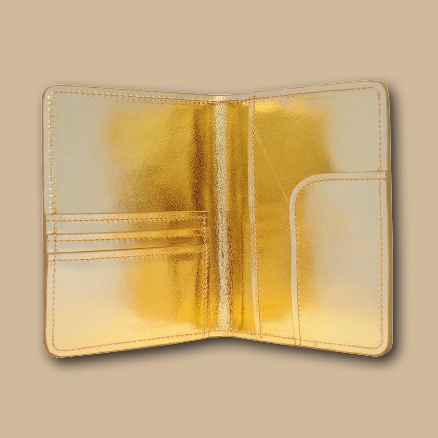 Goldene, handgefertigte Reisepasshülle aus Büffelleder