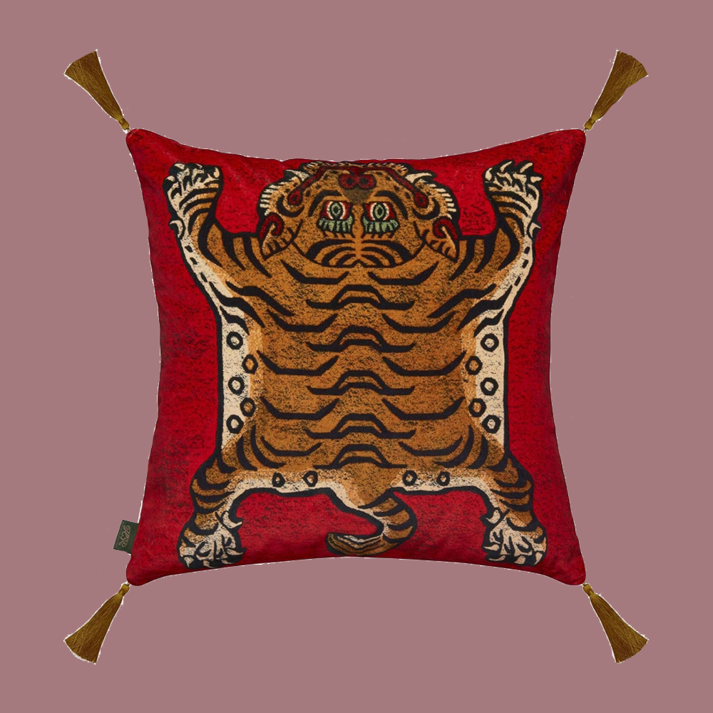 Mit diesem mittelgroßen Samtkissen in der Farbe &quot;Cinnabar&quot; verleihen Sie Ihrem Sofa einen Hauch von Schlichtheit. Mit dem tibetischen Tiger &quot;SABER&quot; als Motiv wird dieses Design mit Quasten Tierliebhaber und Einrichtungsfans gleichermaßen begeistern. House of Hackney spendet einen Teil des Erlöses aus dem Verkauf dieses Kissens an Panthera, eine Organisation, die sich für die Erhaltung der Wildkatzen der Welt einsetzt.  Dieses Kissen ist mit 100% britischer Wolle gefüllt. 