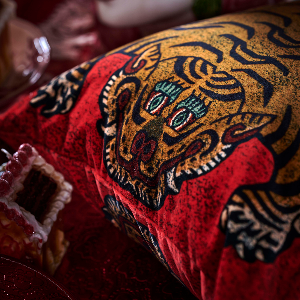 Mit diesem mittelgroßen Samtkissen in der Farbe &quot;Cinnabar&quot; verleihen Sie Ihrem Sofa einen Hauch von Schlichtheit. Mit dem tibetischen Tiger &quot;SABER&quot; als Motiv wird dieses Design mit Quasten Tierliebhaber und Einrichtungsfans gleichermaßen begeistern. House of Hackney spendet einen Teil des Erlöses aus dem Verkauf dieses Kissens an Panthera, eine Organisation, die sich für die Erhaltung der Wildkatzen der Welt einsetzt. Dieses Kissen ist mit 100% britischer Wolle gefüllt.