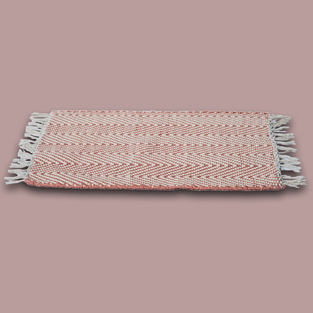 Das handgewobene Tischset wird in Rajasthan aus 100% Baumwolle gefertigt und hat auf zwei Seiten einen Fransen-Abschluss. Das Tischset ist in diversen Farben erhältlich. Durch sein natürliches Material kann das Produkt leichte Farbabweichungen sowie Masstoleranzen aufweisen.