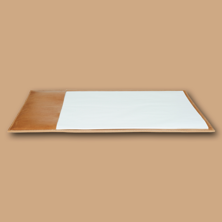 Schreibtischunterlage aus Leder in camel