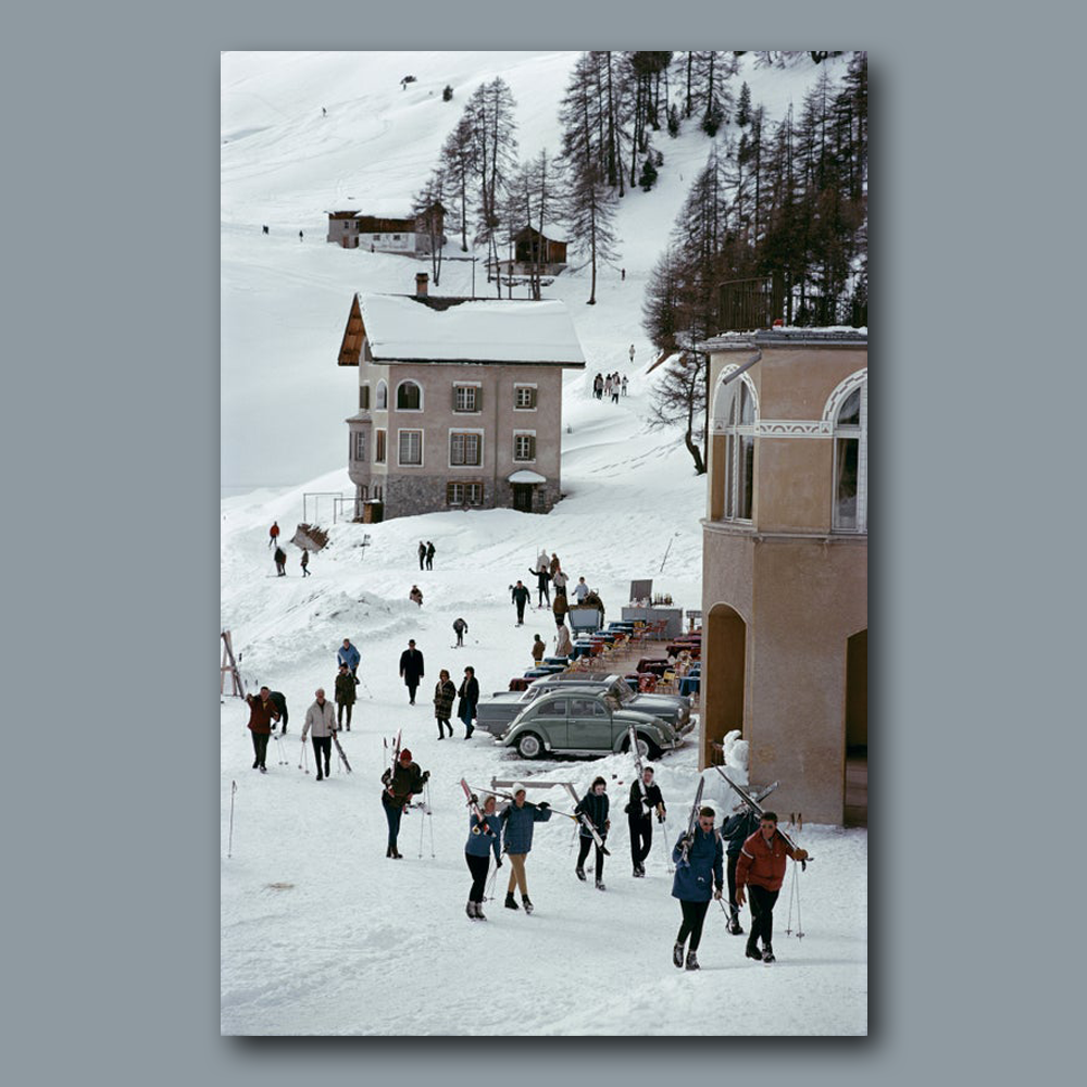 Slim Aarons - Skiers in St.Moritz