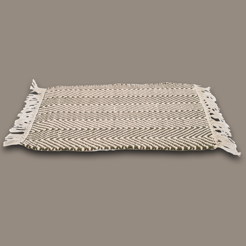 Das handgewobene Tischset wird in Rajasthan aus 100% Baumwolle gefertigt und hat auf zwei Seiten einen Fransen-Abschluss. Das Tischset ist im Herringbone Style und in diversen Farben erhältlich. Durch sein natürliches Material kann das Produkt leichte Farbabweichungen sowie Masstoleranzen aufweisen.