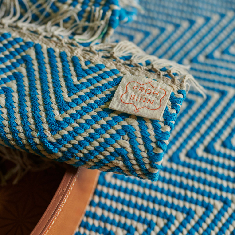 Das handgewobene Tischset wird in Rajasthan aus 100% Baumwolle gefertigt und hat auf zwei Seiten einen Fransen-Abschluss. Das Tischset ist im Herringbone Style und in diversen Farben erhältlich. Durch sein natürliches Material kann das Produkt leichte Farbabweichungen sowie Masstoleranzen aufweisen.