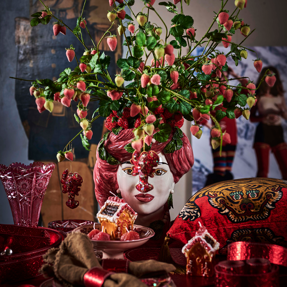 Eine Blumenvase im "Erdbeerkopf" Design. Eine Lady mit roten Haaren trägt einen Kranz aus Erdbeeren. Die Blumenvase ist das perfekte Geschenk für einen Freund!