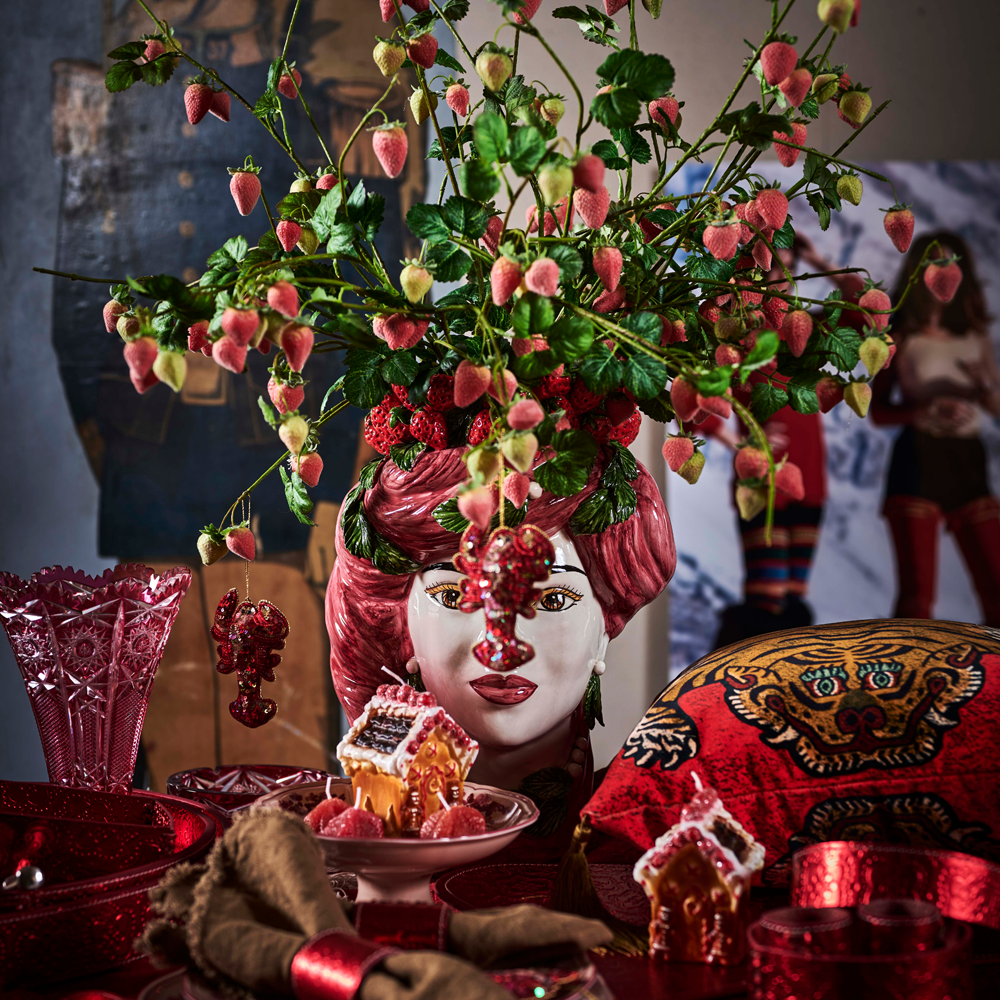 Eine Blumenvase im &quot;Erdbeerkopf&quot; Design. Eine Lady mit roten Haaren trägt einen Kranz aus Erdbeeren. Die Blumenvase ist das perfekte Geschenk für einen Freund!