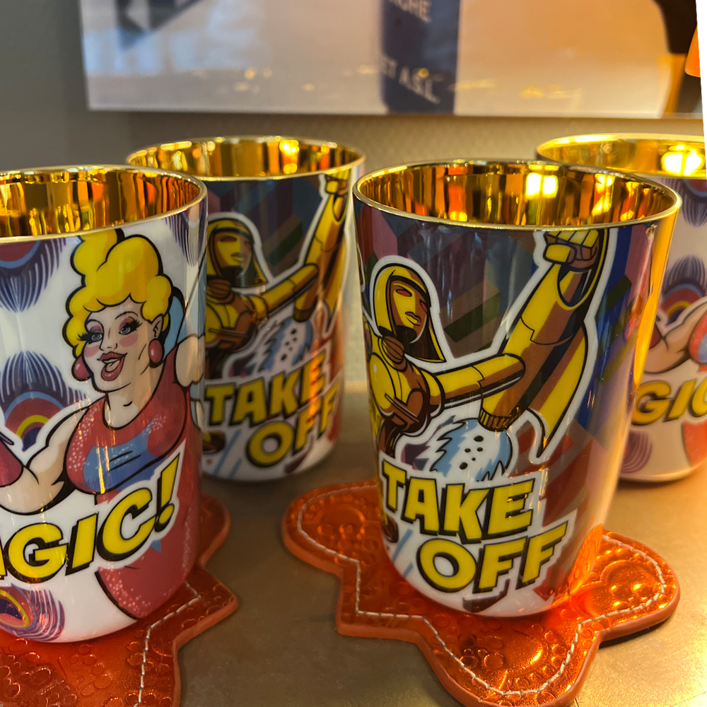 Die Wasserbecher SIP OF GOLD von SIEGER by FÜRSTENBERG verbinden feinstes Porzellan mit glänzendem Edelmetall, das im Zusammenspiel mit einem Getränk Hunderte von Reflexionen erzeugt. So entsteht der namensgebende Eindruck flüssigen Goldes. Hauchdünn mit einer Wandstärke von nur rund zwei Millimetern liegen die grazilen Gefäße leicht und elegant in der Hand.