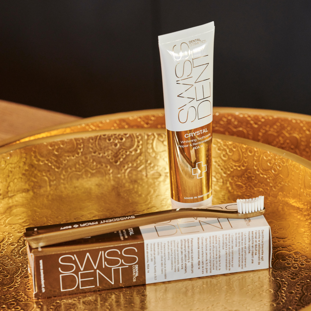 SWISSDENT CRYSTAL wirkt der Alterung des Zahnschmelzes entgegen, reduziert die Empfindlichkeit und versorgt die Zähne mit Nährstoffen – für strahlend weisse Zähne. Hinter der CRYSTAL-Formel steht eine patentierte biomimetische Remineralisierungstechnologie, welche nachweislich den Mineralver-lust des Zahnschmelzes repariert.